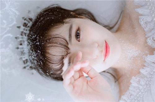 用动作描写后悔的句子三个