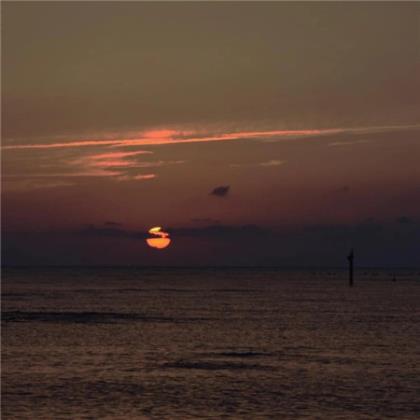 不想起床的搞笑朋友圈文案