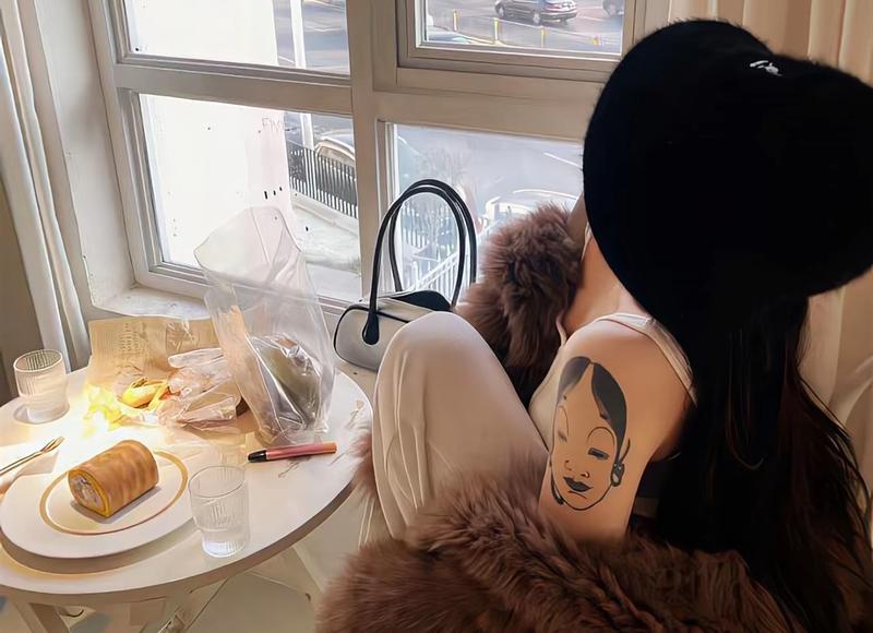 2025含有十字的撩女朋友情话（对女朋友10字情话）